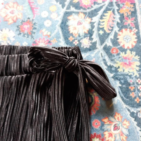 Shimmery Black Wrap Skirt  NWOT - Picture 2 of 3